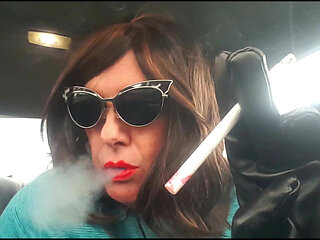 MrsRuthieRoman - a marture TG blonde smoking 2 VS120 menthols in her car