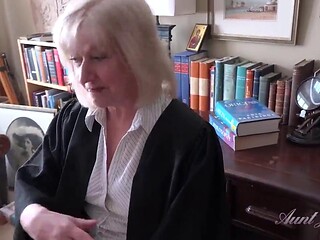 Sapphire Louise, 69-Year-Old Teacher, Gets Students Grades Up in Hot Lesson