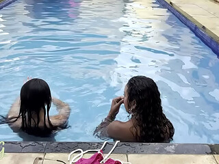 Quando minha amiga me chama pra fuder na piscina eu n&atilde_o resisto