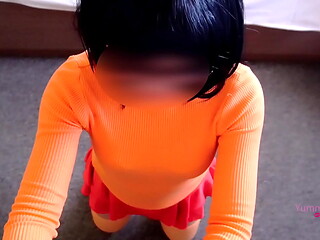 Velma tira sus anteojos por accidente y tiene un descuido, velma chupando una gran verga y penetrada en cuatro