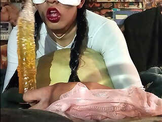 Mamando mi dildo largo hasta que me hace llorar