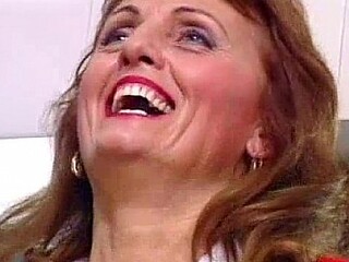Granny with big natural tits gives a blowjob and enjoys hardcore sex