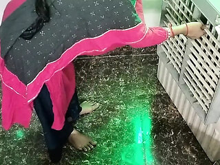 Naukrani ko paise dekar jabar kichen me hi pakad ke pel diya