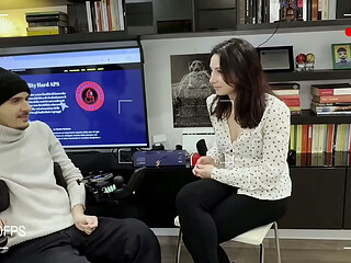 La curiosit&agrave_ fa la donna troia (parte 1) Sofia Bellucci vuole sapere come far godere un tetraplegico e lo porta in camera da letto