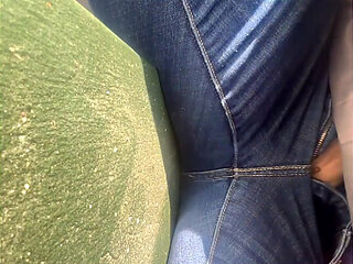 Pussy pleasure in a park