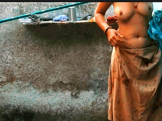 The elder sister-in-law&#039;s stepsister is bathing naked in the open courtyard of the house, the elder sister-in-law&#039;s st