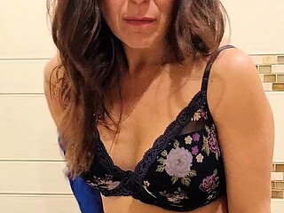 Hot Brunette mature Webcam Masturbation