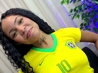 Brasil ganhou e a novinha brasileira safada levou rola - Braziliangirl novinha e safada chamou amigo pauzudo para ver o jogo e ele fudeu a safada na casa do corno manso.