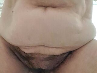 MILF with Her Pussy Exercising