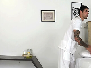 THE CLIENT COMES TO RELAX AT THE SPA. BECAUSE I AM A NOVICE SHE TEACHES ME BY MASSAGING MY HUGE COCK AND MILKING ALL MY CUM.