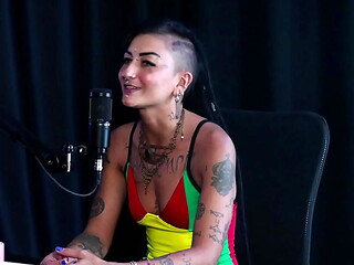 Come&ccedil_ou vendendo packs, desde cedo gostava de exibir o corpo, se identifica como Pansexual e quando teve que dominar... - Caroleta Roots &amp_ Bruna Carlos (SHEER/RED)