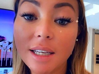 Brunette Solo Webcam Masturbation