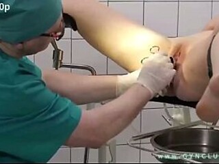 Hospital babe gets a hands-free gyno orgasm with Hitachi vibrator