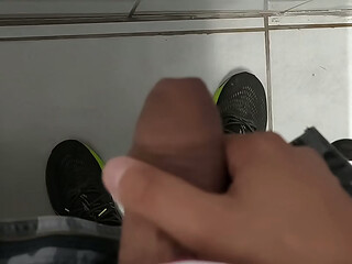 Punheta gostosa no banheiro p&uacute_blico