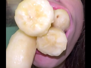 Dumb bitch Dommylips stuffs their mouth with bananas