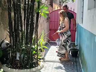 Ele chega na casa da sogra para almo&ccedil_ar e acaba comendo o c&uacute_ da safada