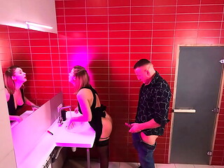 CAM IN THE PUBLIC TOILETTE IN THE NIGHT CLUB : FUCKING STRANGERS