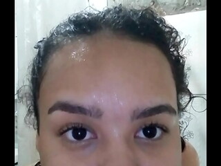 TOMANDO UM BANHO GOSTOSO E DEIXANDO MINHA BUCETA CHEIROSINHA PARA SER FODIDA MAIS TARDE