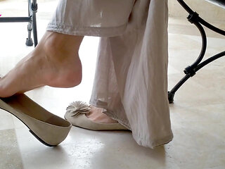 Ballet Flats Shoeplaying on Barefoot