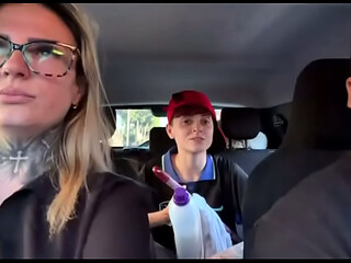 Encontrei um limpador de vidro no farol ! E chamei para ser ator porno e foder gostoso dentro do nosso carro no meio da rua fiz ficar toda molhadinha e lambusou todo nosso banco do carro