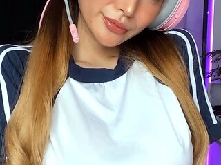 DaneJones HD Natural big boob girl masturbates