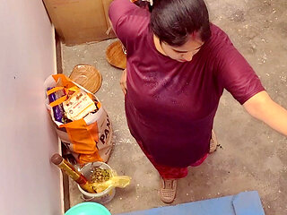 Desi bhabhi close-up blowjob and cum in mouth.