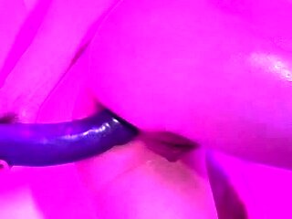Cute amateur teen girl toying her pussy in bed on cam