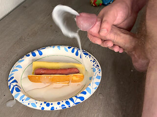 Hung Bodybuilder Shoots Ropes Onto His Hot Dog 5 Times in a Row