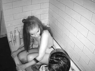 Gum chewing blonde amateur sult gives nice handjob