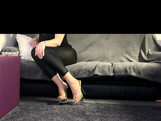 feetqueen shows her sexy feet