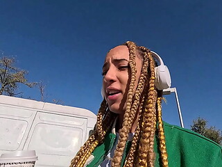 La Ebony Luna Black me reconoce en la calle y me lleva a su casa para follarme sin compasion