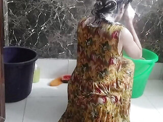 Desi aunty ko saman dene ke bahane pel diya