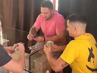 Meu marido chamou alguns amigos para jogar cartas e eu dei um jeito de foder com os 3!! Completo no Red.
