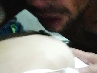 Madre y hija chupando juntos en la cama