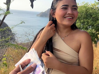 Hermosa turista le es infiel a su marido con un desconocido por dinero