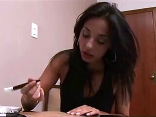 Latina en jeans et culotte rouge s'exhibe en webcam