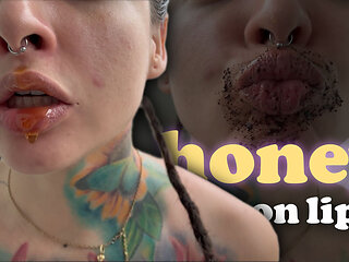 Join Me to Exfoliate My Lips with Honey and Coffee