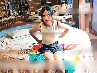Jovencita Boliviana seduce to make money due to crisis