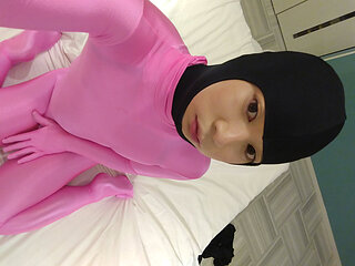 A cross-dressing boy wore black full-body tights, shot inside the tights, and then changed into pink full-body tights and felt good.