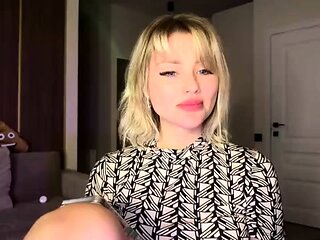 amateur blonde solo webcam