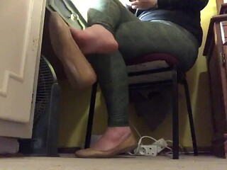 Candid girlfriend shows off her hot feet and sexy shoeplay