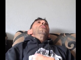 Me hago una paja en el sof&aacute_ mientras fumo yn cigarrillo y me corro