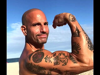 MAXXX LOADZ FLEXING AT THE BEACH