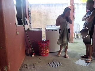 Minha esposa saiu e a empregada n&atilde_o resistiu meu pau ereto