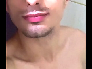 Garoto magro se masturbando com seu grande penis