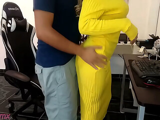 Se la coge en su escritorio con todo y tanga