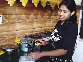 Desi pados bhabhi ke sath milkar Nahaya aaya