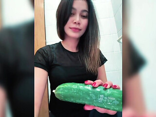 Kheera Ko apni Nangi chut me dalne ki taiyari krti hui Sexy horny indian ladki video