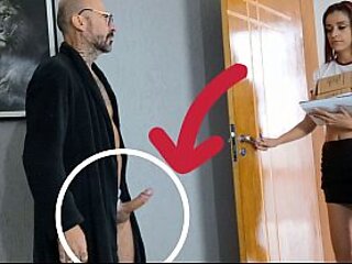 Maduro recebe entregadora com pau de fora!