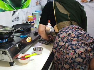 Desi bhabhi kitchen me khana bana rahi thi tabhi devar ne piche se le li bhabhi ki hardcore sex